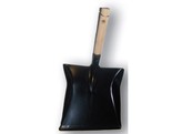 Ramassette metal peint en noir avec une manche en bois